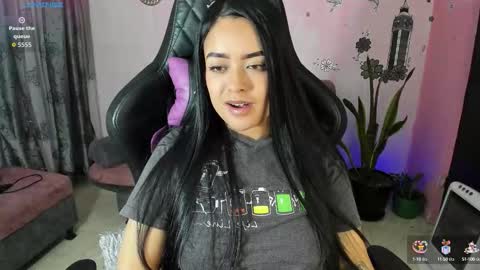 Snapshot of vio_let_ chatting on 10/04/25, 06:44 Daniela online show from 10/04/25, 06:44