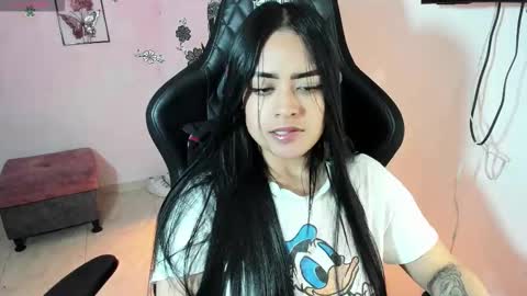 Snapshot of vio_let_ chatting on 10/19/25, 07:53 Daniela online show from 10/19/25, 07:53