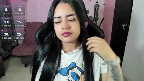 Snapshot of vio_let_ chatting on 10/27/25, 07:23 Daniela online show from 10/27/25, 07:23