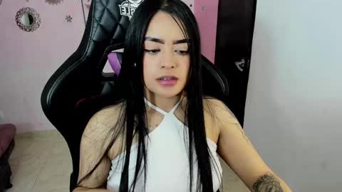 Snapshot of vio_let_ chatting on 11/10/25, 01:04 Daniela online show from 11/10/25, 01:04