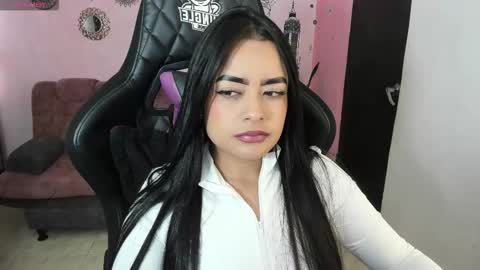 Snapshot of vio_let_ chatting on 11/25/25, 02:50 Daniela online show from 11/25/25, 02:50