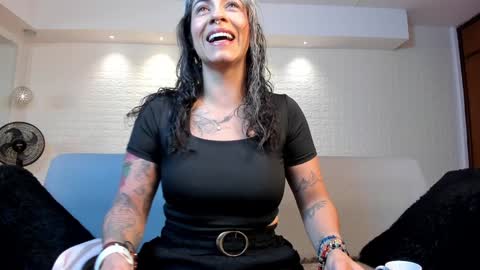 Snapshot of violeet_scott chatting on 01/22/25, 10:50 Violett Everyday From 0530 to 1430 Col Time online show from 01/22/25, 10:50