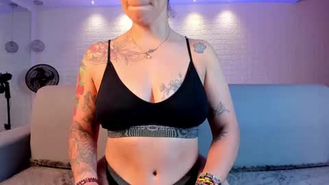 Snapshot of violeet_scott chatting on 02/10/25, 01:44 Violett Everyday From 0530 to 1430 Col Time online show from 02/10/25, 01:44