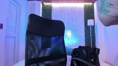 Snapshot of violeet_scott chatting on 09/17/25, 10:39 Violett Everyday From 0530 to 1430 Col Time online show from 09/17/25, 10:39