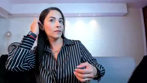 Snapshot of violeet_scott chatting on 11/19/25, 10:37 Violett Everyday From 0530 to 1430 Col Time online show from 11/19/25, 10:37