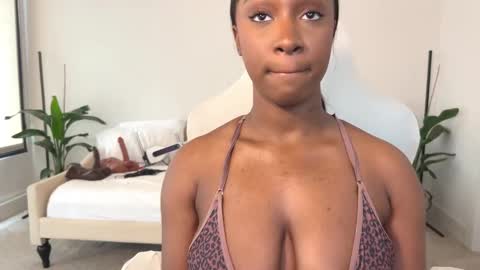 Snapshot of violet6xft chatting on 02/10/25, 09:25 Fantasy Black Girl online show from 02/10/25, 09:25