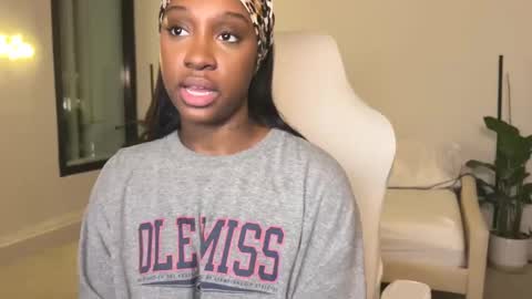 Snapshot of violet6xft chatting on 02/11/25, 05:37 Fantasy Black Girl online show from 02/11/25, 05:37