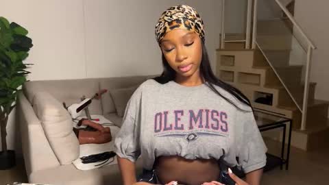 Snapshot of violet6xft chatting on 11/04/25, 06:56 Fantasy Black Girl online show from 11/04/25, 06:56