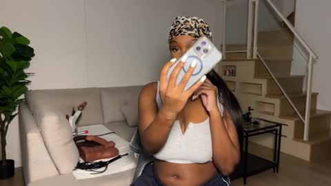 Snapshot of violet6xft chatting on 11/19/25, 06:02 Fantasy Black Girl online show from 11/19/25, 06:02