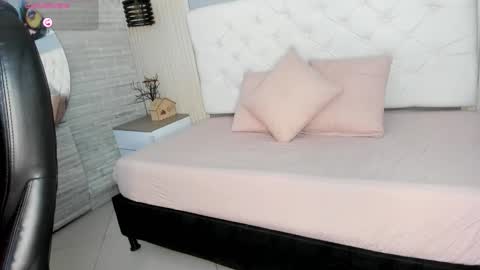 Snapshot of violet___fox chatting on 11/21/25, 04:00 Violet online show from 11/21/25, 04:00