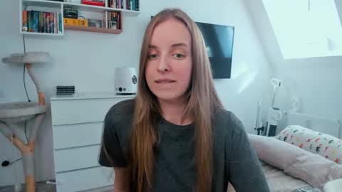 Violet online show from 05/19/26, 02:12