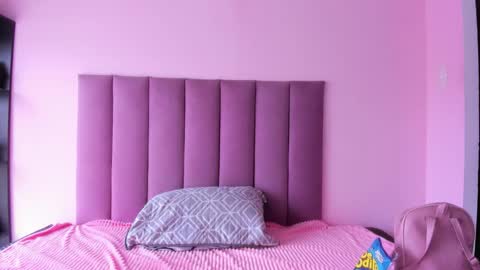 Snapshot of violet_myerrs chatting on 09/29/25, 02:00 violet online show from 09/29/25, 02:00