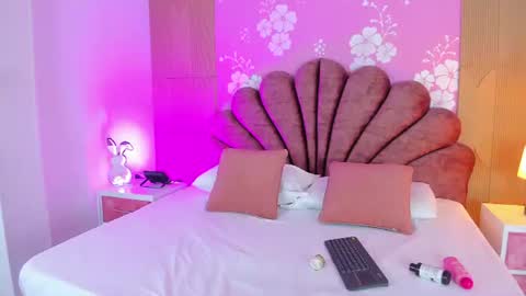 Snapshot of violet_smith01 chatting on 08/05/26, 12:30 violet_smith01 online show from 08/05/26, 12:30