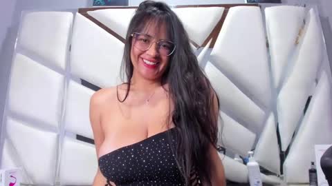 Snapshot of violeta_hard chatting on 03/05/25, 06:44 Valentina Hard online show from 03/05/25, 06:44
