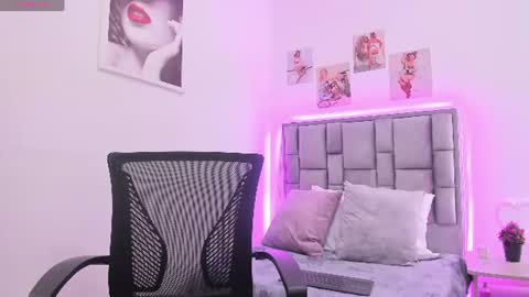 Snapshot of violeta_velvet_ chatting on 06/26/26, 04:00 online show from 06/26/26, 04:00