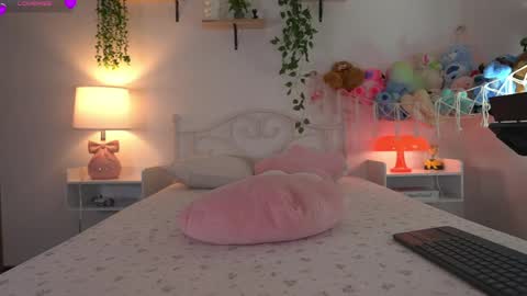 Snapshot of violeth___ chatting on 04/21/26, 12:55 violeth___ online show from 04/21/26, 12:55