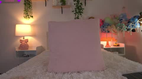 Snapshot of violeth___ chatting on 05/18/26, 12:44 violeth___ online show from 05/18/26, 12:44