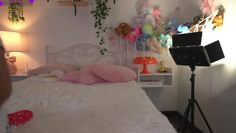 Snapshot of violeth___ chatting on 05/21/26, 12:01 violeth___ online show from 05/21/26, 12:01