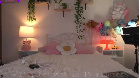 Snapshot of violeth___ chatting on 05/22/26, 12:33 violeth___ online show from 05/22/26, 12:33