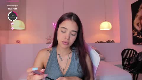 Snapshot of violeth_hill chatting on 01/27/25, 08:17 Violeth Hill online show from 01/27/25, 08:17