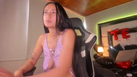 Snapshot of violetskinny chatting on 02/17/25, 09:41 violetskinny online show from 02/17/25, 09:41