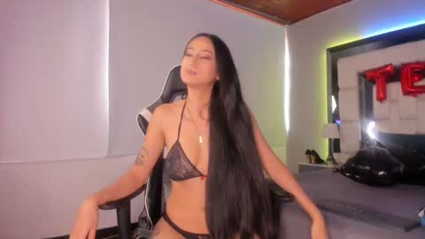 Snapshot of violetskinny chatting on 03/03/25, 09:59 violetskinny online show from 03/03/25, 09:59