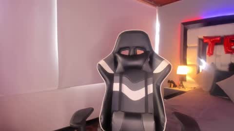 Snapshot of violetskinny chatting on 03/07/25, 08:00 violetskinny online show from 03/07/25, 08:00