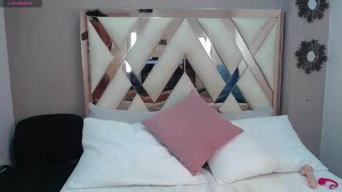 V I O L E T T E  online show from 02/15/26, 04:47