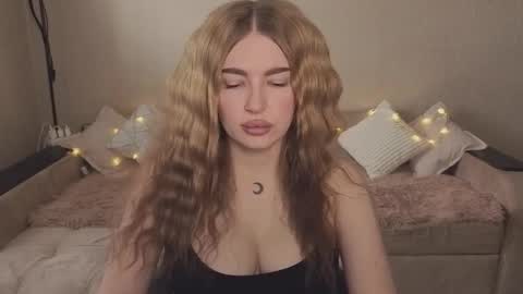 Snapshot of violettaotis chatting on 09/18/25, 12:18 ViolettaOtis online show from 09/18/25, 12:18