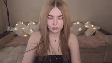 Snapshot of violettaotis chatting on 10/22/25, 12:05 ViolettaOtis online show from 10/22/25, 12:05