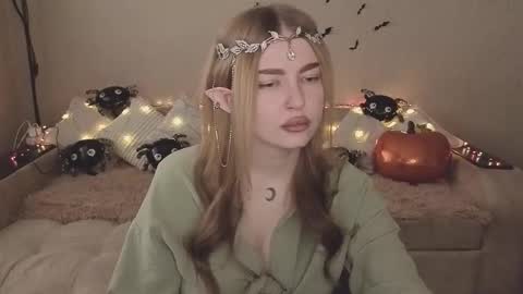 Snapshot of violettaotis chatting on 10/31/25, 11:22 ViolettaOtis online show from 10/31/25, 11:22