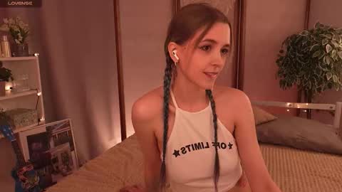 Snapshot of violettessa chatting on 09/15/25, 12:16 violettessa online show from 09/15/25, 12:16