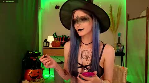 Snapshot of violettessa chatting on 10/28/25, 02:09 violettessa online show from 10/28/25, 02:09