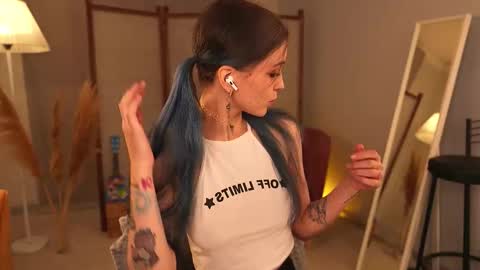 Snapshot of violettessa chatting on 11/14/25, 11:53 violettessa online show from 11/14/25, 11:53