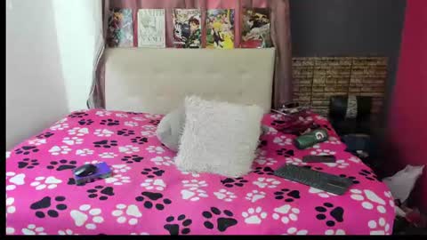 Snapshot of violl3t_fox chatting on 06/23/26, 05:00 Isabella online show from 06/23/26, 05:00