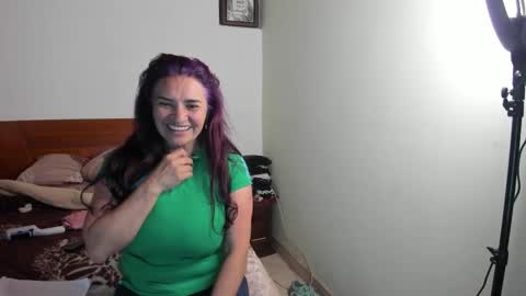 Snapshot of violleeet_ chatting on 12/16/25, 05:12 violleeet_ online show from 12/16/25, 05:12