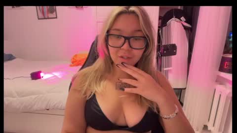 viva_lovee online show from 07/07/26, 03:49