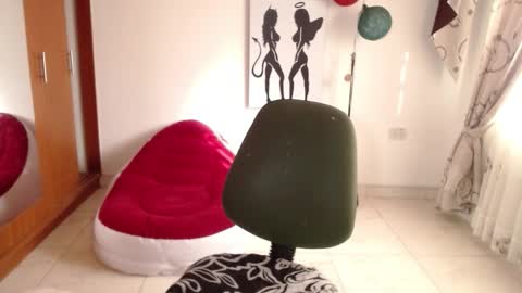 Snapshot of vivian_milf_paint chatting on 11/09/25, 12:03 vivian_milf_paint online show from 11/09/25, 12:03