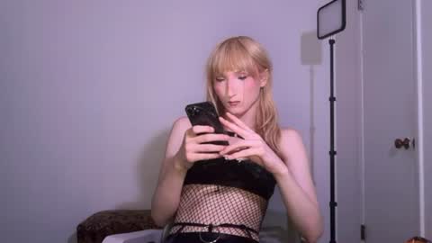 Snapshot of vivianlayxxx chatting on 06/17/26, 11:38 vivian layy online show from 06/17/26, 11:38