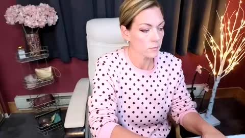 Snapshot of vivianluxe chatting on 11/01/25, 09:28 VivianLuxe online show from 11/01/25, 09:28