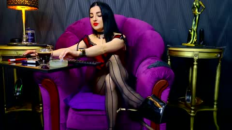 Snapshot of vivianreeve chatting on 12/17/24, 12:54 Vivian Reeve online show from 12/17/24, 12:54