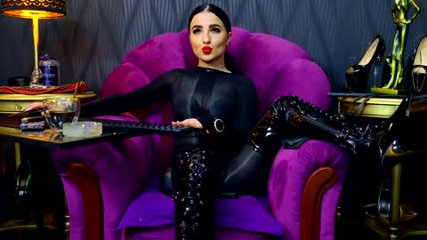 Snapshot of vivianreeve chatting on 12/18/24, 05:21 Vivian Reeve online show from 12/18/24, 05:21