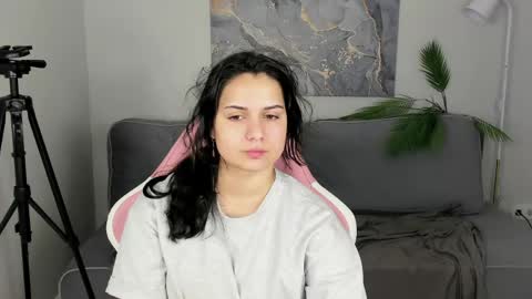 Snapshot of vivien_ross chatting on 05/18/26, 01:24 vivien_ross online show from 05/18/26, 01:24