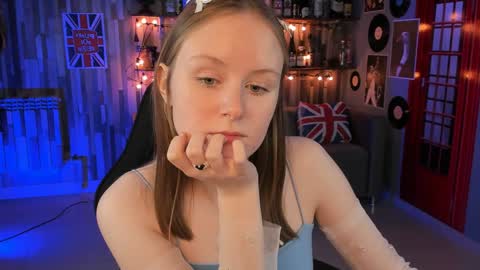 Snapshot of vivienleeigh chatting on 12/12/24, 08:32 Vivien online show from 12/12/24, 08:32