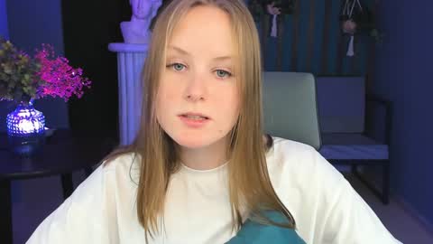 Snapshot of vivienleeigh chatting on 12/18/24, 04:28 Vivien online show from 12/18/24, 04:28