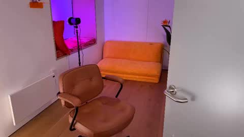 Snapshot of vixenp chatting on 02/20/25, 09:42 Polly Online mostly at 9pm-2am UK Time online show from 02/20/25, 09:42