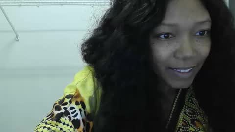 Snapshot of voyeurbae chatting on 12/18/25, 10:21 Strokahontasxxx online show from 12/18/25, 10:21