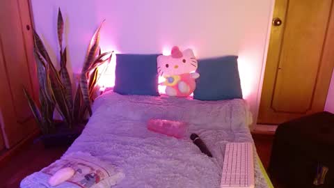 Snapshot of w_kittycat chatting on 09/13/25, 12:05 kitty SUPORT ME AND MY BABY SINGLE MOMY online show from 09/13/25, 12:05