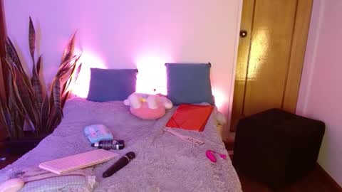 Snapshot of w_kittycat chatting on 09/23/25, 06:05 kitty SUPORT ME AND MY BABY SINGLE MOMY online show from 09/23/25, 06:05