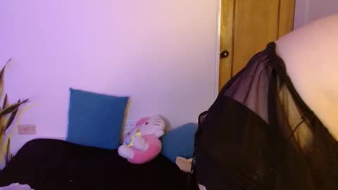 Snapshot of w_kittycat chatting on 10/13/25, 02:50 kitty SUPORT ME AND MY BABY SINGLE MOMY online show from 10/13/25, 02:50